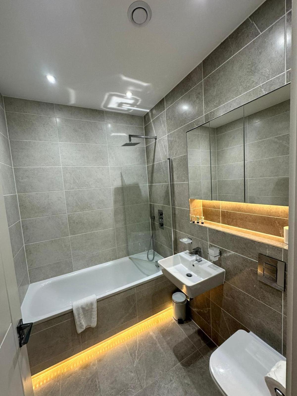 הוילה Deluxe Chic 1 2 Bed Apts Near Heathrow Legoland Windsor סלאו מראה חיצוני תמונה